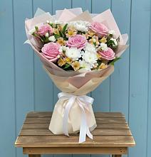 Букет цветов из:  Гвоздики, Орхидеи и Розы в Лямбирь