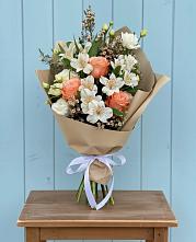 Букет цветов из:  Альстромерии, Лизиантусы, Розы и Хризантемы в Лямбирь