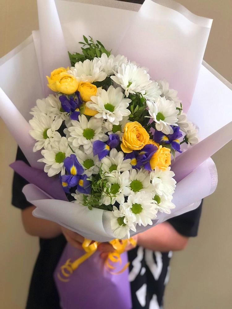 Букет цветов из: Ирисы, Хризантемы и Розы в Лямбирь
