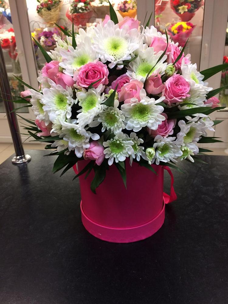 Цветочная композиция из Розы и Хризантемы в шляпной коробке в Лямбирь