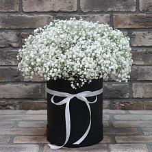 Цветочная композиция из Гипсофила в шляпной коробке в Лямбирь